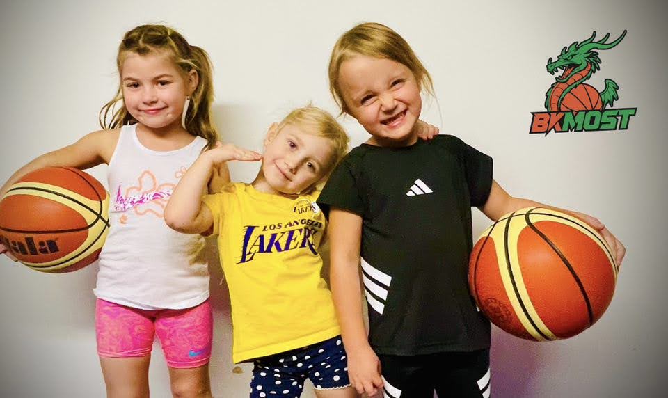 Děti s basketbalovými míči a logem BK Most